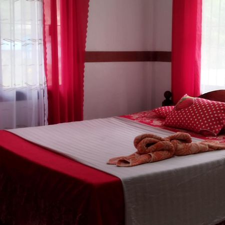 פוארטו גאלרה Riverside At Aninuan Accommodation And Food מראה חיצוני תמונה